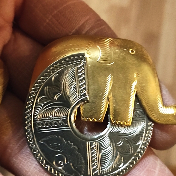 VINTAGE ETCHED BRASS AND SILVER-TONE DISC ELEPHANT DROP PUSH BACK 1.5" EARRINGS - Picture 4 of 8